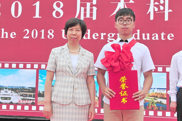 校党委副书记张潍华为我校第7例造血干细胞捐献者张勇杰颁发荣誉证书 校党委副书记张潍华为我校第7例造血干细胞捐献者张勇杰颁发荣誉证书